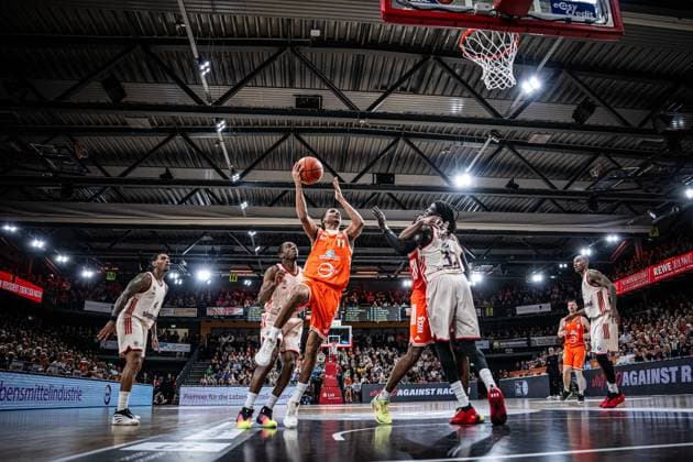 1. Basketball Bundesliga, easyCredit BBL, Saison 2025 2026, Herren, Hauptrunde, 7. Spieltag, 09.11.2025, RASTA Vechta - FC Bayern München Basketball Alonzo Verge ( 11 - RASTA Vechta) beim Korbleger Vechta RASTA Dome Niedersachsen Deutschland