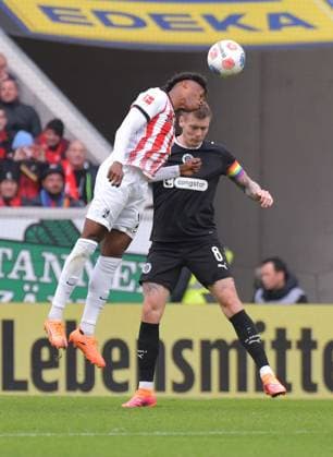 09.11.2025, xblx, Fussball 1.Bundesliga, SC Freiburg - FC St.Pauli v.l. Junior Adamu (SC Freiburg) zautz, Eric Smith (FC ST. PAULI) (DFL DFB REGULATIONS PROHIBIT ANY USE OF PHOTOGRAPHS as IMAGE SEQUENCES and or QUASI-VIDEO) Freiburg