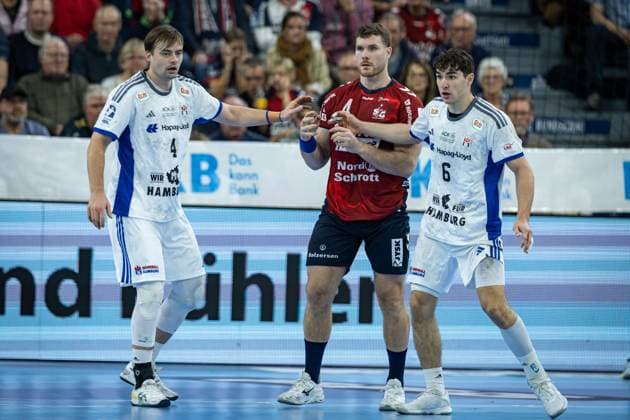 DAIKIN HBL: SG Flensburg-Handewitt vs Handball Verein Hamburg; 09.11.25 Kampf am Kreis Andreas Magaard (Nr.04, Handball Sportverein Hamburg), Johannes Golla (Nr.04, SG Flensburg-Handewitt), Elias Kofler (Nr.06, Handball Sportverein Hamburg) DAIKIN HBL: SG Flensburg-Handewitt vs Handball Sport Verein Hamburg, GP JOULE Arena am 09.11.25 Copyright: xBEAUTIFULxSPORTS MarioxM.xKobergx