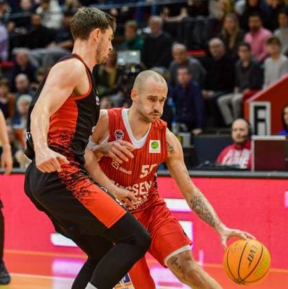Luca Kahl, Simon Krajcovic 8. Spieltag, 2.Bundesliga Pro A, 46ers, Basketball, Basketball Saison 2025 2026, BBL, Deutschland, Gießen 46ers Bayer Giants Leverkusen, Gießen in rot, Leverkusen in schwarz, Herren