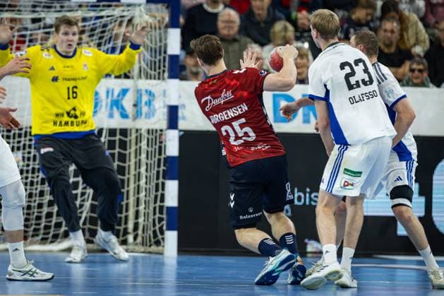 DAIKIN HBL: SG Flensburg-Handewitt vs Handball Verein Hamburg; 09.11.25 Lukas Jørgensen (Nr.25, SG Flensburg-Handewitt) im Angriff DAIKIN HBL: SG Flensburg-Handewitt vs Handball Sport Verein Hamburg, GP JOULE Arena am 09.11.25 Copyright: xBEAUTIFULxSPORTS MarioxM.xKobergx