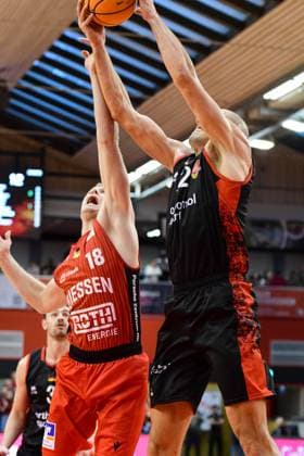 Till Gloger, Dennis Heinzmann 8. Spieltag, 2.Bundesliga Pro A, 46ers, Basketball, Basketball Saison 2025 2026, BBL, Deutschland, Gießen 46ers Bayer Giants Leverkusen, Gießen in rot, Leverkusen in schwarz, Herren