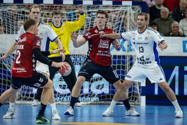 DAIKIN HBL: SG Flensburg-Handewitt vs Handball Verein Hamburg; 09.11.25 SG Flensburg-Handewitt im Angriff, Kampf am Kreis DAIKIN HBL: SG Flensburg-Handewitt vs Handball Sport Verein Hamburg, GP JOULE Arena am 09.11.25 Copyright: xBEAUTIFULxSPORTS MarioxM.xKobergx