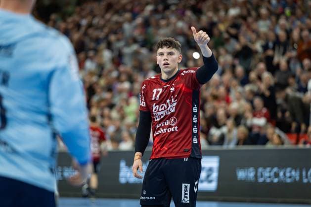 DAIKIN HBL: SG Flensburg-Handewitt vs Handball Verein Hamburg; 09.11.25 Daumen hoch bei Marko Grgic (Nr.17, SG Flensburg-Handewitt) DAIKIN HBL: SG Flensburg-Handewitt vs Handball Sport Verein Hamburg, GP JOULE Arena am 09.11.25 Copyright: xBEAUTIFULxSPORTS MarioxM.xKobergx