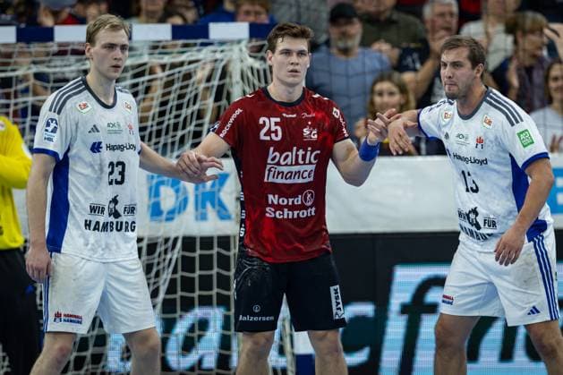DAIKIN HBL: SG Flensburg-Handewitt vs Handball Verein Hamburg; 09.11.25 Kampf am Kreis Einar Olafsson (Nr.23, Handball Sportverein Hamburg), Lukas Jørgensen (Nr.25, SG Flensburg-Handewitt), Niklas Weller (Nr.13, Handball Sportverein Hamburg) DAIKIN HBL: SG Flensburg-Handewitt vs Handball Sport Verein Hamburg, GP JOULE Arena am 09.11.25 Copyright: xBEAUTIFULxSPORTS MarioxM.xKobergx