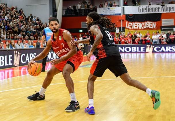 Kyle Castlin, Kobe Langley 8. Spieltag, 2.Bundesliga Pro A, 46ers, Basketball, Basketball Saison 2025 2026, BBL, Deutschland, Gießen 46ers Bayer Giants Leverkusen, Gießen in rot, Leverkusen in schwarz, Herren
