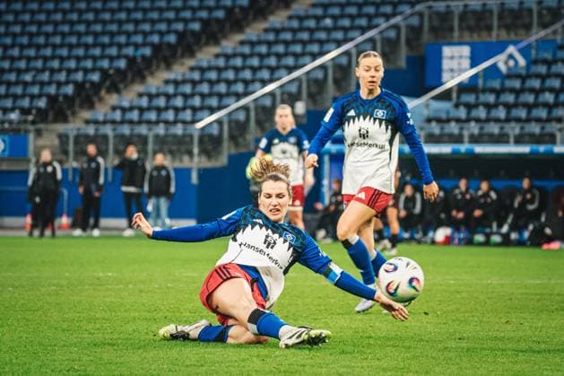 Google Pixel Frauen-Bundesliga: Hamburger SV vs. 1. FC Nürnberg, 09.11.2025 Mária Mikolajová (Hamburger SV, 27) schießt; Google Pixel Frauen-Bundesliga, 10. Spieltag: Hamburger SV vs. 1. FC Nürnberg am 09.11.2025 im Volksparkstadion, Hamburg DFB DFL REGULATIONS PROHIBIT ANY USE OF PHOTOGRAPHS AS IMAGE SEQUENCES AND OR QUASI-VIDEO. Copyright: xBEAUTIFULxSPORTS Tonhäuserx