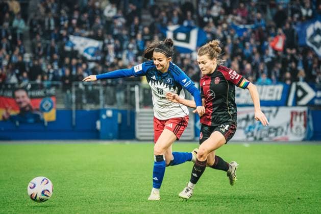 Google Pixel Frauen-Bundesliga: Hamburger SV vs. 1. FC Nürnberg, 09.11.2025 Vildan Karde?ler (Hamburger SV, 7) im Zweikampf mit Nastassja Lein (1. FC Nürnberg, 24); Google Pixel Frauen-Bundesliga, 10. Spieltag: Hamburger SV vs. 1. FC Nürnberg am 09.11.2025 im Volksparkstadion, Hamburg DFB DFL REGULATIONS PROHIBIT ANY USE OF PHOTOGRAPHS AS IMAGE SEQUENCES AND OR QUASI-VIDEO. Copyright: xBEAUTIFULxSPORTS Tonhäuserx