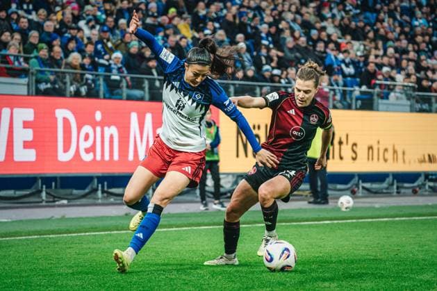 Google Pixel Frauen-Bundesliga: Hamburger SV vs. 1. FC Nürnberg, 09.11.2025 Vildan Karde?ler (Hamburger SV, 7) im Zweikampf mit Nastassja Lein (1. FC Nürnberg, 24); Google Pixel Frauen-Bundesliga, 10. Spieltag: Hamburger SV vs. 1. FC Nürnberg am 09.11.2025 im Volksparkstadion, Hamburg DFB DFL REGULATIONS PROHIBIT ANY USE OF PHOTOGRAPHS AS IMAGE SEQUENCES AND OR QUASI-VIDEO. Copyright: xBEAUTIFULxSPORTS Tonhäuserx