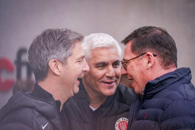 Deutschland: Fussball Bundesliga 2025 26, 10. Spieltag - SC Freiburg vs FC St. Pauli - Europa Park Stadion: St. Pauli Sportchef Andreas Bornemann mit Jochen Saier (SC Freiburg, Vorstand) und Oliver Leki (SC Freiburg, Vorstand) Freiburg im Breisgau Baden-Württemberg Deutschland Copyright: xJOERANxSTEINSIEKx