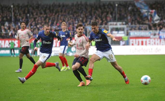 Foto : am Ball Florent MUSLIJA (Fortuna) gegen David ZEC (Kiel) und rechts ... Adrian Kapralik (Kiel) Fussball 2. Bundesliga , 12. Spieltag am So. 09.11.2025 Holstein Kiel - Fortuna Düsseldorf