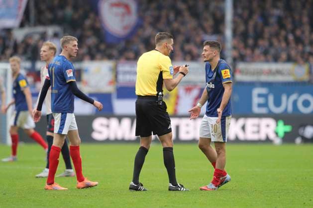Foto : Schiri Bickel hat Stress mit ..... Adrian Kapralik (Kiel , rechts) Fussball 2. Bundesliga , 12. Spieltag am So. 09.11.2025 Holstein Kiel - Fortuna Düsseldorf