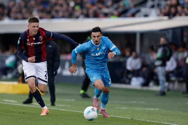 CALCIO - Serie A - Bologna FC vs SSC Napoli Bologna s Swedish defender Emil Holm challenges for the ball with Napoli s Macedonian midfielder Eljif Elmas during the Serie A football match Bologna vs SSC Napoli at Renato Dall Ara Stadium on November 09, 2025, Bologna. Bologna Italy  Copyright: xIPAxSport ABACAx