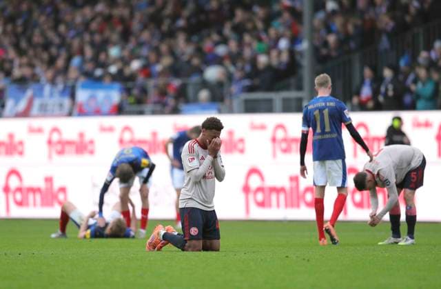 Foto : Jubel nach dem Schlußpfiff bei den Spielern aus Düsseldorf , Tan Kenneth SCHMIDT (Fortuna) , hinten Alexander Bernhardsson und Magnus Knudsen (Kiel) Fussball 2. Bundesliga , 12. Spieltag am So. 09.11.2025 Holstein Kiel - Fortuna Düsseldorf