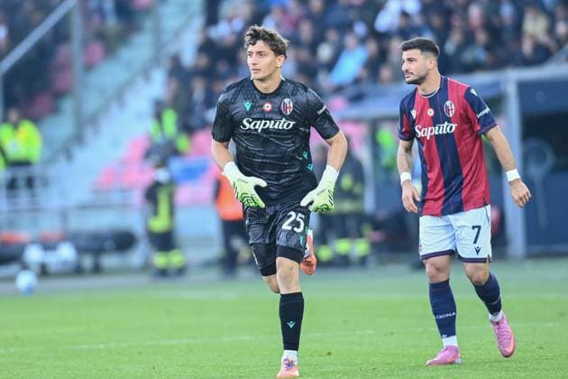 CALCIO - Serie A - Bologna FC vs SSC Napoli Pessina Massimo (Bologna Fc) ennter for Lukasz Skoruspki (Bologna Fc) during Bologna FC vs SSC Napoli, Italian soccer Serie A match in Bologna, Italy, November 09 2025 Bologna Italy  Copyright: xIPAxSport ABACAx