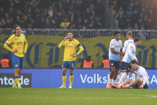 09.11.2025, xtgx, Fussball 2. Bundesliga, Eintracht Braunschweig - VfL Bochum v.l. Bochum Jubel ueber den Sieg, Jubel nach Spielende, Braunschweig enttaeuscht, enttäuscht, schaut enttaeuscht, niedergeschlagen, disappointed (DFL DFB REGULATIONS PROHIBIT ANY USE OF PHOTOGRAPHS as IMAGE SEQUENCES and or QUASI-VIDEO) Braunschweig