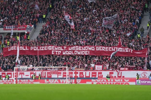 Spruchband der Fans und Ultras auf der Tribüne, Banner, Polizei, Polizeigewalt , Deutschland, Fussball, 1. Bundesliga, 10.Spieltag, 2025 2026, SC Freiburg vs. FC St. Pauli, 09.11.2025, Europa-Park Stadion, Freiburg, Deutschland DFL REGULATIONS PROHIBIT ANY USE OF PHOTOGRAPHS AS IMAGE SEQUENCES AND OR QUASI-VIDEO. Freiburg Europa-Park Stadion Baden-Württemberg Deutschland Copyright: xArnexAmbergx