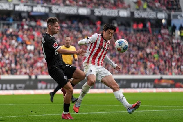 Yuito Suzuki (SC Freiburg, 14) im Zweikampf mit Arkadiusz Pyrka (FC St. Pauli, 11) , Deutschland, Fussball, 1. Bundesliga, 10.Spieltag, 2025 2026, SC Freiburg vs. FC St. Pauli, 09.11.2025, Europa-Park Stadion, Freiburg, Deutschland DFL REGULATIONS PROHIBIT ANY USE OF PHOTOGRAPHS AS IMAGE SEQUENCES AND OR QUASI-VIDEO. Freiburg Europa-Park Stadion Baden-Württemberg Deutschland Copyright: xArnexAmbergx