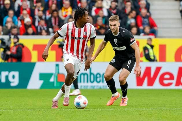 Johan Manzambi (SC Freiburg, 44) und James Sands (FC St. Pauli, 06) im Kampf um den Ball , Deutschland, Fussball, 1. Bundesliga, 10.Spieltag, 2025 2026, SC Freiburg vs. FC St. Pauli, 09.11.2025, Europa-Park Stadion, Freiburg im Breisgau, Deutschland Freiburg im Breisgau Europa-Park Stadion Baden-Württemberg Deutschland Copyright: xGrantxHubbsx
