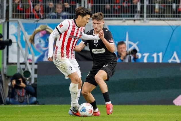 Yuito Suzuki (SC Freiburg, 14) und Arkadiusz Pyrka (FC St. Pauli, 11) im Zweikampf , Deutschland, Fussball, 1. Bundesliga, 10.Spieltag, 2025 2026, SC Freiburg vs. FC St. Pauli, 09.11.2025, Europa-Park Stadion, Freiburg im Breisgau, Deutschland Freiburg im Breisgau Europa-Park Stadion Baden-Württemberg Deutschland Copyright: xGrantxHubbsx