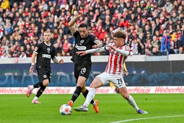 Mathias Pereira Lage (FC St. Pauli, 28), Philipp Treu (SC Freiburg, 29) im Duell um den Ball. GER, SC Freiburg - FC St. Pauli, Fussball, Bundesliga, 10. Spieltag, Saison 2025 2026, 09.11.2025 DFL DFB REGULATIONS PROHIBIT ANY USE OF PHOTOGRAPHS AS IMAGE SEQUENCES AND OR QUASI-VIDEO GER, SC Freiburg - FC St. Pauli, Fussball, Bundesliga, 10. Spieltag, Saison 2025 2026, 09.11.2025 Freiburg Copyright: xEibner-Pressefoto ThomasxHessx EP_THS