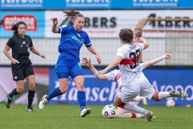 v.li.: Lana Hubbeling (SV Meppen, 18) und Tamar Dongus (VfB Stuttgart, 32) im Zweikampf, Duell, Dynamik, Aktion, Action, Spielszene, DIE DFB-RICHTLINIEN UNTERSAGEN JEGLICHE NUTZUNG VON FOTOS ALS SEQUENZBILDER UND ODER VIDEOÄHNLICHE FOTOSTRECKEN. DFB REGULATIONS PROHIBIT ANY USE OF PHOTOGRAPHS AS IMAGE SEQUENCES AND OR QUASI-VIDEO., 09.11.2025, Meppen (Deutschland), Fussball, 2. Frauen-Bundesliga, SV Meppen - VfB Stuttgart