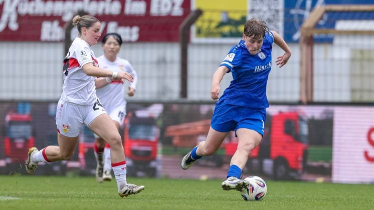 v.li.: Celine Philipp (VfB Stuttgart, 24) und Lea Mauly (SV Meppen, 19) im Zweikampf, Duell, Dynamik, Aktion, Action, Spielszene, DIE DFB-RICHTLINIEN UNTERSAGEN JEGLICHE NUTZUNG VON FOTOS ALS SEQUENZBILDER UND ODER VIDEOÄHNLICHE FOTOSTRECKEN. DFB REGULATIONS PROHIBIT ANY USE OF PHOTOGRAPHS AS IMAGE SEQUENCES AND OR QUASI-VIDEO., 09.11.2025, Meppen (Deutschland), Fussball, 2. Frauen-Bundesliga, SV Meppen - VfB Stuttgart