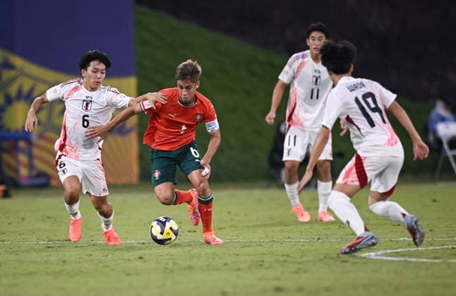 Fussball, Junioren U 17 WM 2025 in Doha Katar Vorrunde 09.11.2025 Gruppe B Portugal - Japan Rento Noguchi (li, Japan) gegen Rafael Quintas (Mitte, Portugal)