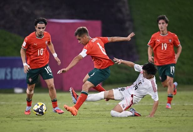 Fussball, Junioren U 17 WM 2025 in Doha Katar Vorrunde 09.11.2025 Gruppe B Portugal - Japan Takeshi Wada (re, Japan) gegen Rafael Quintas (Mitte, Portugal) und Mateus Mide (li, Portugal)