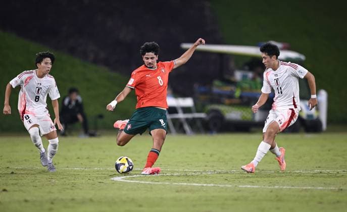 Fussball, Junioren U 17 WM 2025 in Doha Katar Vorrunde 09.11.2025 Gruppe B Portugal - Japan Miguel Figueiredo (Mitte, Portugal) gegen Hiroto Asada (re, Japan) und Rento Noguchi (li, Japan)