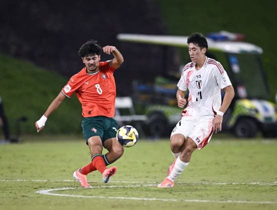 Fussball, Junioren U 17 WM 2025 in Doha Katar Vorrunde 09.11.2025 Gruppe B Portugal - Japan Miguel Figueiredo (li, Portugal) gegen Hiroto Asada (re, Japan)