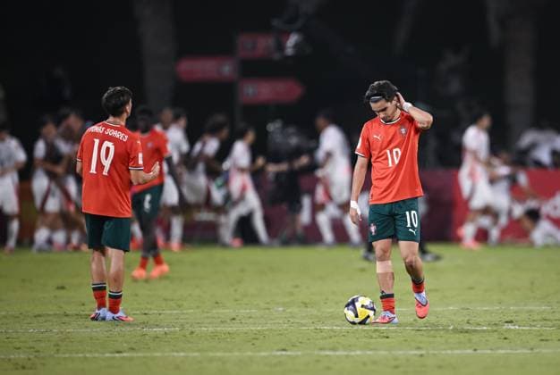 Fussball, Junioren U 17 WM 2025 in Doha Katar Vorrunde 09.11.2025 Gruppe B Portugal - Japan Enttaeuschung Portugal; Mateus Mide (re) und Tomas Soares (li)