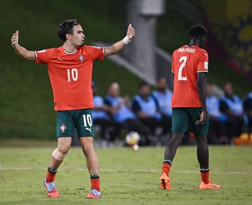 Fussball, Junioren U 17 WM 2025 in Doha Katar Vorrunde 09.11.2025 Gruppe B Portugal - Japan Enttaeuschung Portugal; Mateus Mide (li) und TDaniel Banjaqui (re)