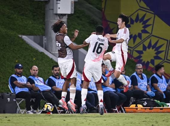 Fussball, Junioren U 17 WM 2025 in Doha Katar Vorrunde 09.11.2025 Gruppe B Portugal - Japan JUBEL Japan; Torschuetze zum 0-2 Taiga Seguchi (re) mit Simon Yu Mendy (Mitte) und Jelani Ren McGhee (li)