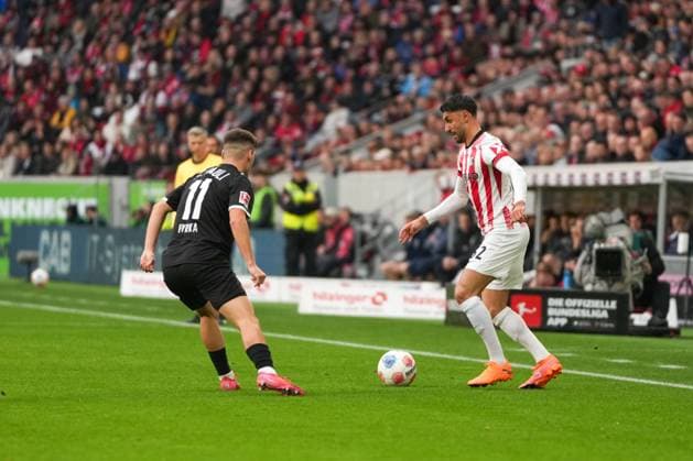 1. Bundesliga: SC Freiburg vs FC St. Pauli, 09.11.2025 Vincenzo Grifo (SC Freiburg, 32) im Zweikamof mit Arkadiusz Pyrka (FC St. Pauli, 11) 1. Bundesliga: SC Freiburg vs FC St. Pauli, Europa-Park-Stadion, 09.11.2025 DFB DFL REGULATIONS PROHIBIT ANY USE OF PHOTOGRAPHS AS IMAGE SEQUENCES AND OR QUASI-VIDEO. Copyright: xBEAUTIFULxSPORTS Boscox