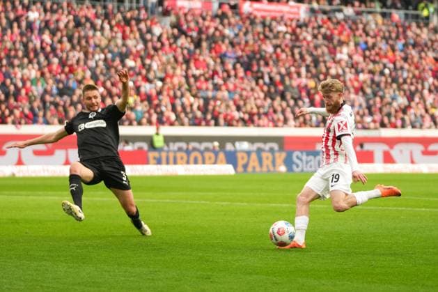 1. Bundesliga: SC Freiburg vs FC St. Pauli, 09.11.2025 Jan?Niklas Beste (SC Freiburg, 19) mit einem Torversuch 1. Bundesliga: SC Freiburg vs FC St. Pauli, Europa-Park-Stadion, 09.11.2025 DFB DFL REGULATIONS PROHIBIT ANY USE OF PHOTOGRAPHS AS IMAGE SEQUENCES AND OR QUASI-VIDEO. Copyright: xBEAUTIFULxSPORTS Boscox