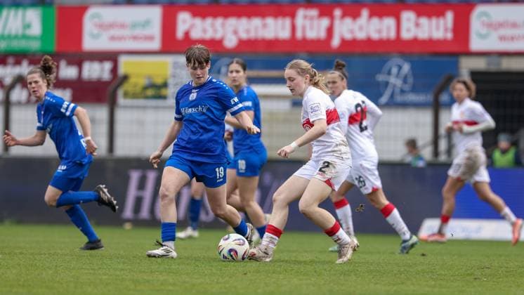 v.li.: Lea Mauly (SV Meppen, 19) und Linette Hofmann (VfB Stuttgart, 2) im Zweikampf, Duell, Dynamik, Aktion, Action, Spielszene, DIE DFB-RICHTLINIEN UNTERSAGEN JEGLICHE NUTZUNG VON FOTOS ALS SEQUENZBILDER UND ODER VIDEOÄHNLICHE FOTOSTRECKEN. DFB REGULATIONS PROHIBIT ANY USE OF PHOTOGRAPHS AS IMAGE SEQUENCES AND OR QUASI-VIDEO., 09.11.2025, Meppen (Deutschland), Fussball, 2. Frauen-Bundesliga, SV Meppen - VfB Stuttgart