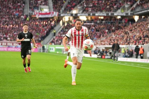 1. Bundesliga: SC Freiburg vs FC St. Pauli, 09.11.2025 Christian Günter (SC Freiburg, 30) der versucht den Ball zu bekommen bevor er ins aus geht 1. Bundesliga: SC Freiburg vs FC St. Pauli, Europa-Park-Stadion, 09.11.2025 DFB DFL REGULATIONS PROHIBIT ANY USE OF PHOTOGRAPHS AS IMAGE SEQUENCES AND OR QUASI-VIDEO. Copyright: xBEAUTIFULxSPORTS Boscox