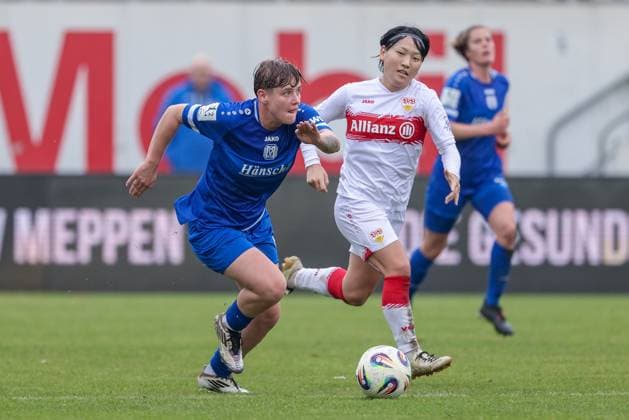 v.li.: Lea Mauly (SV Meppen, 19) und Yuka Hirano (VfB Stuttgart, 19) im Laufduell, Zweikampf, Duell, Dynamik, Aktion, Action, Spielszene, DIE DFB-RICHTLINIEN UNTERSAGEN JEGLICHE NUTZUNG VON FOTOS ALS SEQUENZBILDER UND ODER VIDEOÄHNLICHE FOTOSTRECKEN. DFB REGULATIONS PROHIBIT ANY USE OF PHOTOGRAPHS AS IMAGE SEQUENCES AND OR QUASI-VIDEO., 09.11.2025, Meppen (Deutschland), Fussball, 2. Frauen-Bundesliga, SV Meppen - VfB Stuttgart