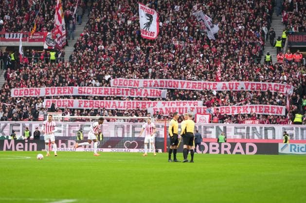 1. Bundesliga: SC Freiburg vs FC St. Pauli, 09.11.2025 Banner der Freiburger Fans mit der Aufschrift: Gegen Stadionverbote auf Verdacht. Gegen euren Sicherheitswahn. Gegen Personalisierte Tickets. Fankultur respektieren. 1. Bundesliga: SC Freiburg vs FC St. Pauli, Europa-Park-Stadion, 09.11.2025 DFB DFL REGULATIONS PROHIBIT ANY USE OF PHOTOGRAPHS AS IMAGE SEQUENCES AND OR QUASI-VIDEO. Copyright: xBEAUTIFULxSPORTS Boscox