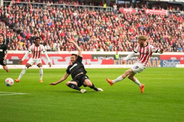 1. Bundesliga: SC Freiburg vs FC St. Pauli, 09.11.2025 Jan?Niklas Beste (SC Freiburg, 19) mit einem Torversuch 1. Bundesliga: SC Freiburg vs FC St. Pauli, Europa-Park-Stadion, 09.11.2025 DFB DFL REGULATIONS PROHIBIT ANY USE OF PHOTOGRAPHS AS IMAGE SEQUENCES AND OR QUASI-VIDEO. Copyright: xBEAUTIFULxSPORTS Boscox