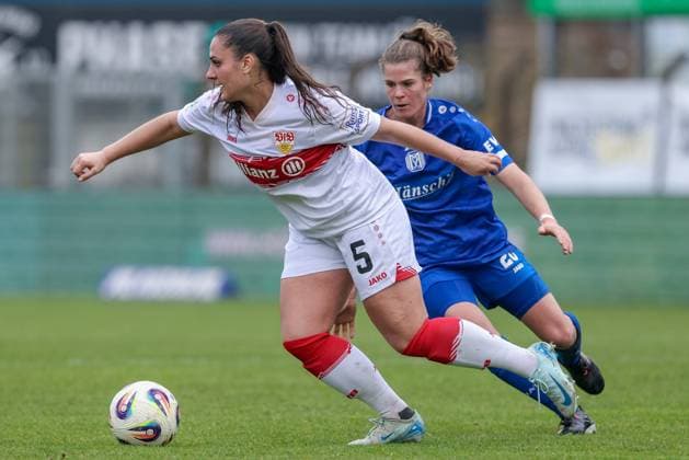 v.li.: Laureta Temaj (VfB Stuttgart, 5) und Chantal Schouwstra (SV Meppen, 20) im Zweikampf, Duell, Dynamik, Aktion, Action, Spielszene, DIE DFB-RICHTLINIEN UNTERSAGEN JEGLICHE NUTZUNG VON FOTOS ALS SEQUENZBILDER UND ODER VIDEOÄHNLICHE FOTOSTRECKEN. DFB REGULATIONS PROHIBIT ANY USE OF PHOTOGRAPHS AS IMAGE SEQUENCES AND OR QUASI-VIDEO., 09.11.2025, Meppen (Deutschland), Fussball, 2. Frauen-Bundesliga, SV Meppen - VfB Stuttgart