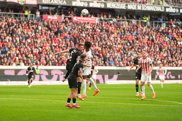 1. Bundesliga: SC Freiburg vs FC St. Pauli, 09.11.2025 Kopfballduell zwischen Hauke Wahl (FC St. Pauli, 5) und Junior Adamu (SC Freiburg, 20) 1. Bundesliga: SC Freiburg vs FC St. Pauli, Europa-Park-Stadion, 09.11.2025 DFB DFL REGULATIONS PROHIBIT ANY USE OF PHOTOGRAPHS AS IMAGE SEQUENCES AND OR QUASI-VIDEO. Copyright: xBEAUTIFULxSPORTS Boscox
