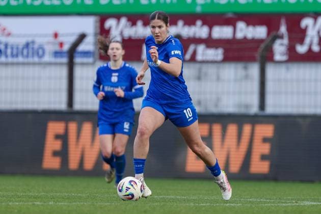 Anouk Blaschka (SV Meppen, 10) am Ball, Einzelbild, Ganzkörper, Aktion, Action, Spielszene, DIE DFB-RICHTLINIEN UNTERSAGEN JEGLICHE NUTZUNG VON FOTOS ALS SEQUENZBILDER UND ODER VIDEOÄHNLICHE FOTOSTRECKEN. DFB REGULATIONS PROHIBIT ANY USE OF PHOTOGRAPHS AS IMAGE SEQUENCES AND OR QUASI-VIDEO., 09.11.2025, Meppen (Deutschland), Fussball, 2. Frauen-Bundesliga, SV Meppen - VfB Stuttgart