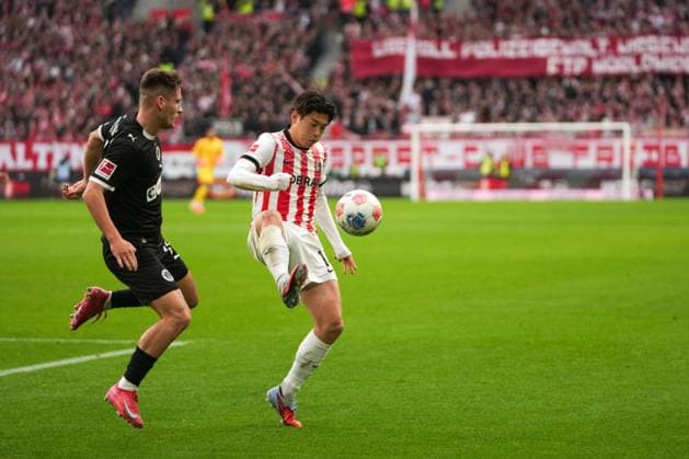 1. Bundesliga: SC Freiburg vs FC St. Pauli, 09.11.2025 Zweikampf zwischen Arkadiusz Pyrka (FC St. Pauli, 11) und Yuito Suzuki (SC Freiburg, 14) 1. Bundesliga: SC Freiburg vs FC St. Pauli, Europa-Park-Stadion, 09.11.2025 DFB DFL REGULATIONS PROHIBIT ANY USE OF PHOTOGRAPHS AS IMAGE SEQUENCES AND OR QUASI-VIDEO. Copyright: xBEAUTIFULxSPORTS Boscox