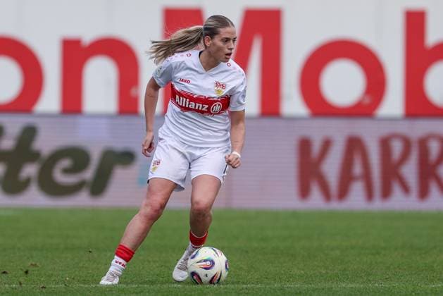 Dafina Redzepi (VfB Stuttgart, 7) am Ball, Freisteller, Einzelbild, Ganzkörper, Aktion, Action, Spielszene, DIE DFB-RICHTLINIEN UNTERSAGEN JEGLICHE NUTZUNG VON FOTOS ALS SEQUENZBILDER UND ODER VIDEOÄHNLICHE FOTOSTRECKEN. DFB REGULATIONS PROHIBIT ANY USE OF PHOTOGRAPHS AS IMAGE SEQUENCES AND OR QUASI-VIDEO., 09.11.2025, Meppen (Deutschland), Fussball, 2. Frauen-Bundesliga, SV Meppen - VfB Stuttgart