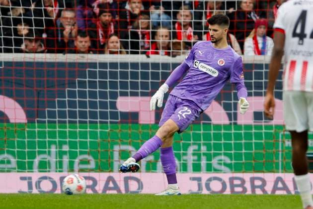 Nikola Vasilj (FC St. Pauli, 22) , Deutschland, Fussball, 1. Bundesliga, 10.Spieltag, 2025 2026, SC Freiburg vs. FC St. Pauli, 09.11.2025, Europa-Park Stadion, Freiburg im Breisgau, Deutschland Freiburg im Breisgau Europa-Park Stadion Baden-Württemberg Deutschland Copyright: xGrantxHubbsx