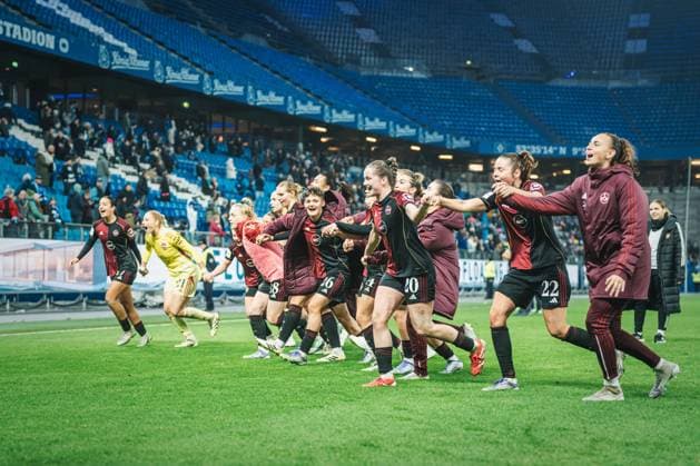 Google Pixel Frauen-Bundesliga: Hamburger SV vs. 1. FC Nürnberg, 09.11.2025 Der 1. FC Nürnberg feiert mit seinen Fans; Google Pixel Frauen-Bundesliga, 10. Spieltag: Hamburger SV vs. 1. FC Nürnberg am 09.11.2025 im Volksparkstadion, Hamburg DFB DFL REGULATIONS PROHIBIT ANY USE OF PHOTOGRAPHS AS IMAGE SEQUENCES AND OR QUASI-VIDEO. Copyright: xBEAUTIFULxSPORTS Tonhäuserx