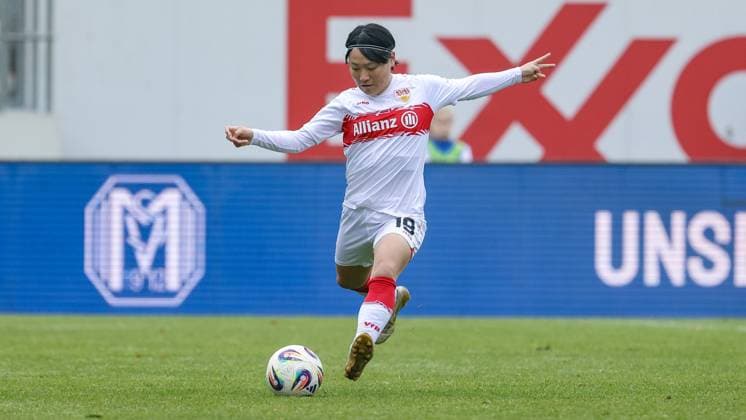 Yuka Hirano (VfB Stuttgart, 19) am Ball, Freisteller, Einzelbild, Ganzkörper, Aktion, Action, Spielszene, DIE DFB-RICHTLINIEN UNTERSAGEN JEGLICHE NUTZUNG VON FOTOS ALS SEQUENZBILDER UND ODER VIDEOÄHNLICHE FOTOSTRECKEN. DFB REGULATIONS PROHIBIT ANY USE OF PHOTOGRAPHS AS IMAGE SEQUENCES AND OR QUASI-VIDEO., 09.11.2025, Meppen (Deutschland), Fussball, 2. Frauen-Bundesliga, SV Meppen - VfB Stuttgart