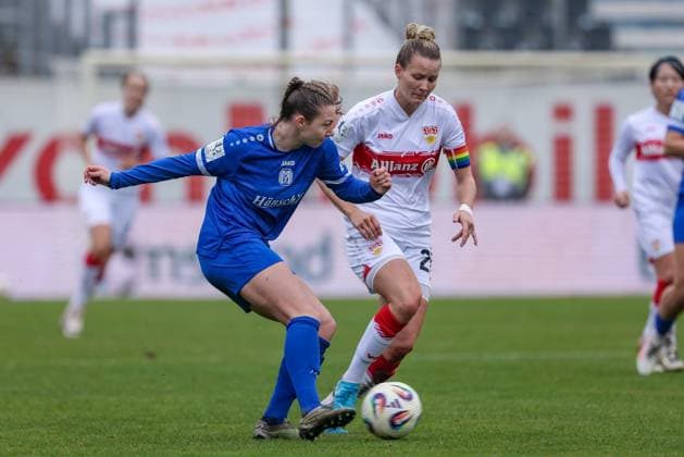 v.li.: Sarah Hagg (SV Meppen, 12) und Jana Beuschlein (VfB Stuttgart, 20) im Zweikampf, Duell, Dynamik, Aktion, Action, Spielszene, DIE DFB-RICHTLINIEN UNTERSAGEN JEGLICHE NUTZUNG VON FOTOS ALS SEQUENZBILDER UND ODER VIDEOÄHNLICHE FOTOSTRECKEN. DFB REGULATIONS PROHIBIT ANY USE OF PHOTOGRAPHS AS IMAGE SEQUENCES AND OR QUASI-VIDEO., 09.11.2025, Meppen (Deutschland), Fussball, 2. Frauen-Bundesliga, SV Meppen - VfB Stuttgart